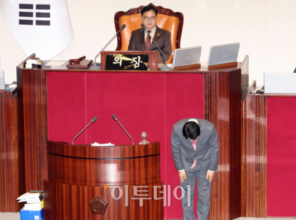 ▲22일 서울 여의도 국회 본회의에서 12·3 윤석열 비상계엄 등에 대한 전담재판부 설치 및 제보자 보호 등에 관한 특별법과 관련해 장동혁 국민의힘 대표가 무제한토론(필리버스터)에 앞서 인사하고 있다. 고이란 기자 photoeran@