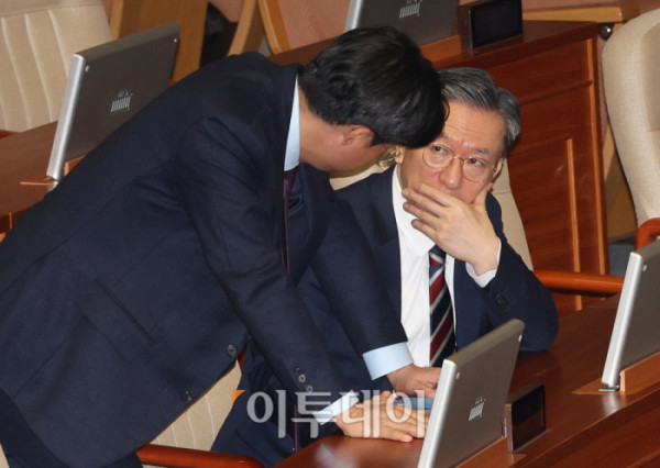 ▲22일 서울 여의도 국회 본회의에서 정성호(오른쪽) 법무부 장관이 박상혁 더불어민주당 원내소통수석부대표와 대화하고 있다. 고이란 기자 photoeran@