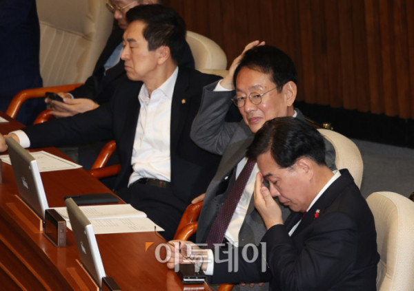 ▲22일 서울 여의도 국회 본회의에 송언석(오른쪽부터) 국민의힘 원내대표, 김도읍, 김기현 의원이 참석하고 있다. 고이란 기자 photoeran@