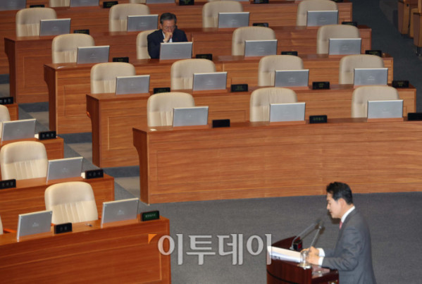 ▲정성호(왼쪽) 법무부 장관이 22일 서울 여의도 국회 본회의에서 12·3 윤석열 비상계엄 등에 대한 전담재판부 설치 및 제보자 보호 등에 관한 특별법과 관련해 장동혁 국민의힘 대표가 무제한토론(필리버스터)을 듣고 있다. 고이란 기자 photoeran@