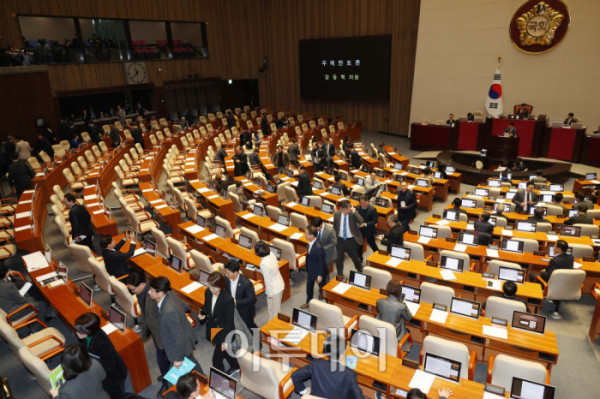 ▲22일 서울 여의도 국회 본회의에서 12·3 윤석열 비상계엄 등에 대한 전담재판부 설치 및 제보자 보호 등에 관한 특별법과 관련해 장동혁 국민의힘 대표가 무제한토론(필리버스터)을 시작하자 더불어민주당 의원들이 퇴장하고 있다. 고이란 기자 photoeran@