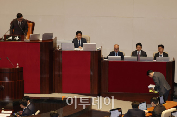 ▲22일 서울 여의도 국회 본회의에서 12·3 윤석열 비상계엄 등에 대한 전담재판부 설치 및 제보자 보호 등에 관한 특별법과 관련해 장동혁 국민의힘 대표가 무제한토론(필리버스터)에 앞서 우원식 국회의장에게 인사하고 있다. 고이란 기자 photoeran@