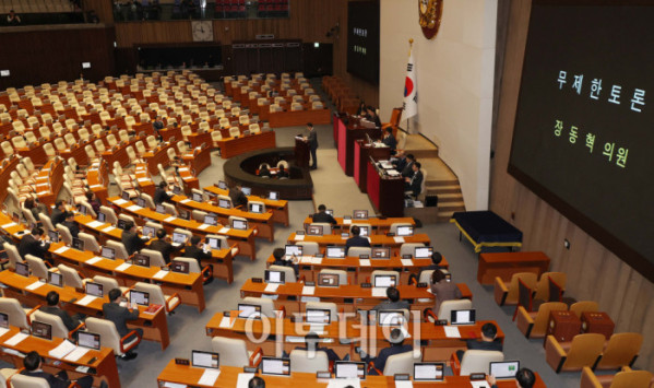▲22일 서울 여의도 국회 본회의에서 12·3 윤석열 비상계엄 등에 대한 전담재판부 설치 및 제보자 보호 등에 관한 특별법과 관련해 장동혁 국민의힘 대표가 무제한토론(필리버스터)을 하고 있다. 고이란 기자 photoeran@
