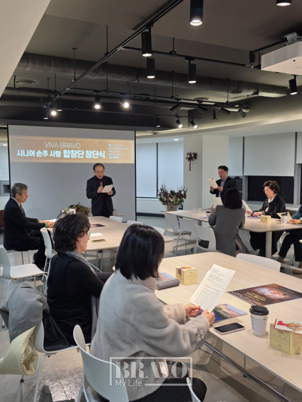 ▲합창단원들이 크리스마스 캐롤을 함께 부르고 있다.