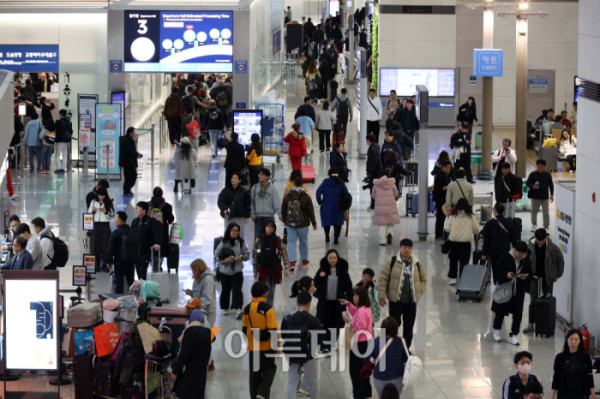 ▲크리스마스 연휴와 연말을 앞둔 23일 인천국제공항 제1여객터미널 출국장이 여행객들로 북적이고 있다. 고이란 기자 photoeran@  (이투데이DB)