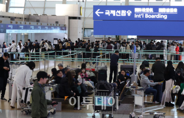 ▲크리스마스 연휴와 연말을 앞둔 23일 인천국제공항 제1여객터미널 출국장이 여행객들로 북적이고 있다. 고이란 기자 photoeran@  (이투데이DB)