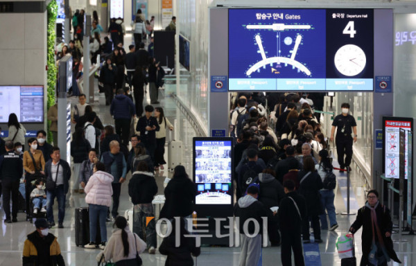 ▲크리스마스 연휴와 연말을 앞둔 23일 인천국제공항 제1여객터미널 출국장이 여행객들로 북적이고 있다. 고이란 기자 photoeran@  (이투데이DB)