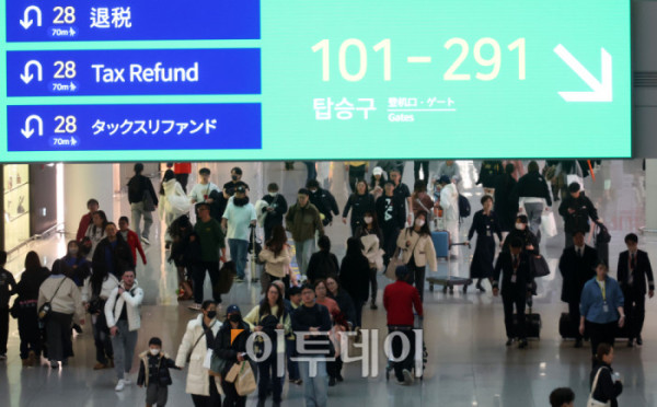 ▲크리스마스 연휴와 연말을 앞둔 23일 인천국제공항 제1여객터미널 출국장이 여행객들로 북적이고 있다. 고이란 기자 photoeran@  (이투데이DB)