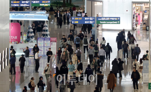 ▲크리스마스 연휴와 연말을 앞둔 23일 인천국제공항 제1여객터미널 출국장이 여행객들로 북적이고 있다. 고이란 기자 photoeran@  (이투데이DB)