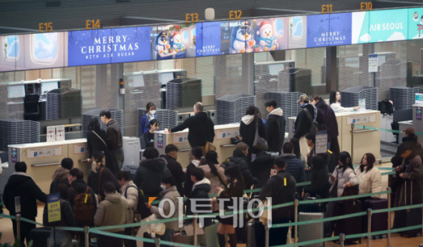 ▲크리스마스 연휴와 연말을 앞둔 23일 인천국제공항 제2여객터미널 출국장이 여행객들로 북적이고 있다. 고이란 기자 photoeran@  (이투데이DB)