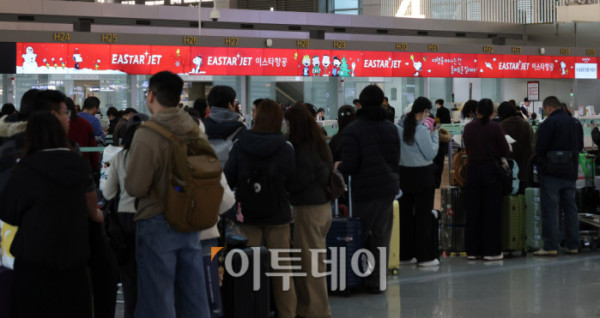 ▲크리스마스 연휴와 연말을 앞둔 23일 인천국제공항 제1여객터미널 출국장이 여행객들로 북적이고 있다. 고이란 기자 photoeran@  (이투데이DB)