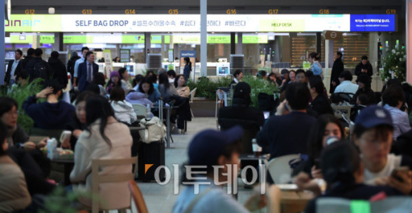 ▲크리스마스 연휴와 연말을 앞둔 23일 인천국제공항 제2여객터미널 출국장이 여행객들로 북적이고 있다. 고이란 기자 photoeran@  (이투데이DB)