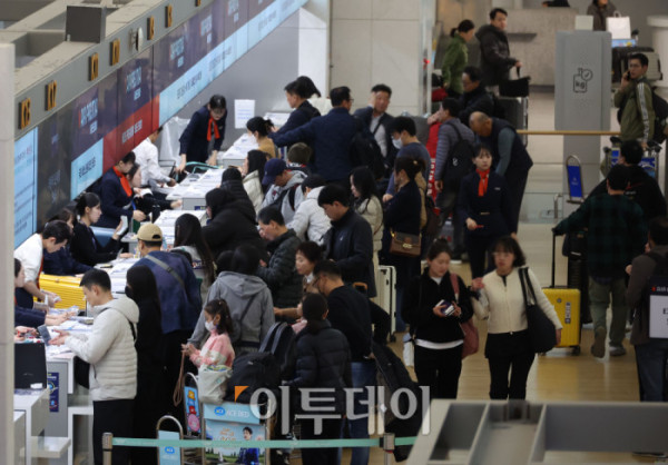 ▲크리스마스 연휴와 연말을 앞둔 23일 인천국제공항 제1여객터미널 출국장이 여행객들로 북적이고 있다. 고이란 기자 photoeran@  (이투데이DB)