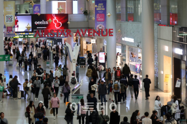 ▲크리스마스 연휴와 연말을 앞둔 23일 인천국제공항 제1여객터미널 출국장이 여행객들로 북적이고 있다. 고이란 기자 photoeran@  (이투데이DB)