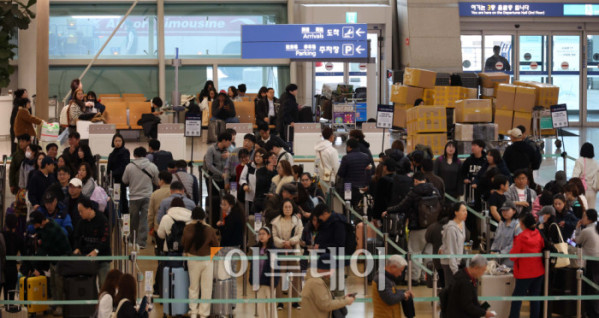 ▲크리스마스 연휴와 연말을 앞둔 23일 인천국제공항 제2여객터미널 출국장이 여행객들로 북적이고 있다. 고이란 기자 photoeran@  (이투데이DB)