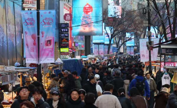 ▲크리스마스를 하루 앞둔 24일 서울 중구 명동 거리가 시민과 외국인 관광객들로 붐비고 있다. 신태현 기자 holjjak@