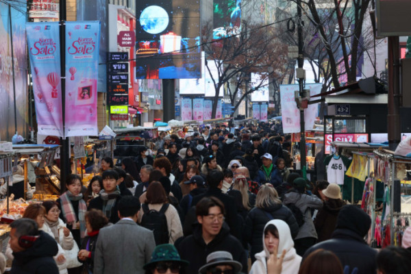 ▲크리스마스를 하루 앞둔 24일 서울 중구 명동 거리가 시민과 외국인 관광객들로 붐비고 있다. 신태현 기자 holjjak@