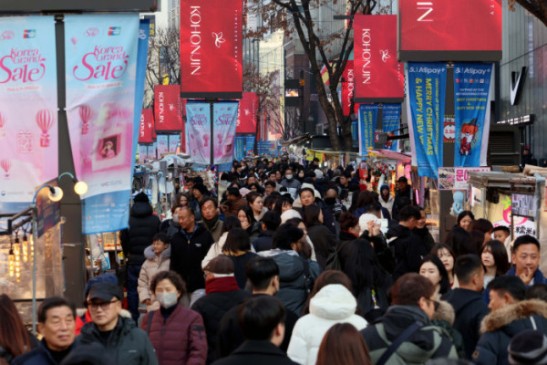 ▲크리스마스를 하루 앞둔 24일 서울 중구 명동 거리가 시민과 외국인 관광객들로 붐비고 있다. 신태현 기자 holjjak@