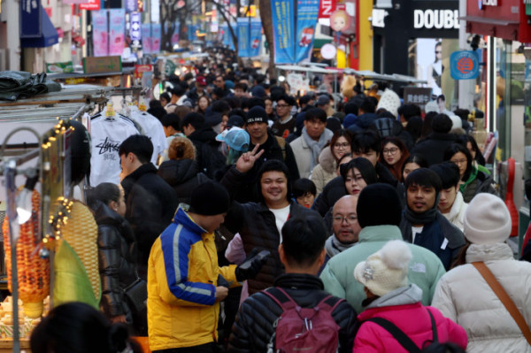 ▲크리스마스를 하루 앞둔 24일 서울 중구 명동 거리가 시민과 외국인 관광객들로 붐비고 있다. 신태현 기자 holjjak@