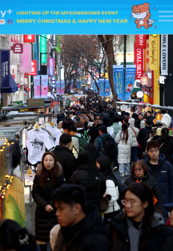 ▲크리스마스를 하루 앞둔 24일 서울 중구 명동 거리가 시민과 외국인 관광객들로 붐비고 있다. 신태현 기자 holjjak@