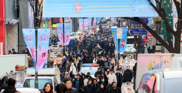 ▲크리스마스를 하루 앞둔 24일 서울 중구 명동 거리가 시민과 외국인 관광객들로 붐비고 있다. 신태현 기자 holjjak@