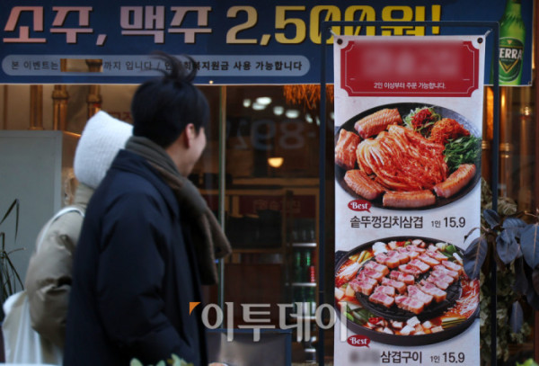 ▲서울 지역 외식 물가가 인건비와 원재료 가격, 환율 상승의 영향으로 오름세를 이어가고 있다. 25일 한국소비자원 가격정보포털 '참가격'에 따르면 지난달 기준 서울 소비자 선호 외식 메뉴 8개 평균 가격은 지난해 11월보다 3~5%대 상승했다. 김밥은 3500원에서 3700원으로 5.7% 올랐고, 칼국수는 9385원에서 9846원으로 4.9%, 김치찌개 백반은 8192원에서 8577원으로 4.7% 각각 상승했다. 주로 가격 부담이 적어 서민들이 즐겨 찾던 메뉴를 중심으로 인상 폭이 컸다. 사진은 이날 서울 시내의 음식점. 고이란 기자 photoeran@ (이투데이DB)