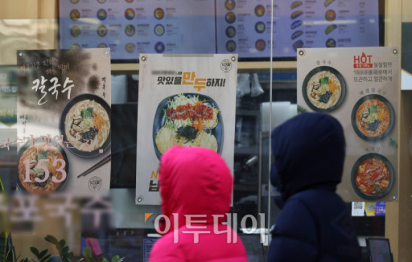 ▲서울 지역 외식 물가가 인건비와 원재료 가격, 환율 상승의 영향으로 오름세를 이어가고 있다. 25일 한국소비자원 가격정보포털 '참가격'에 따르면 지난달 기준 서울 소비자 선호 외식 메뉴 8개 평균 가격은 지난해 11월보다 3~5%대 상승했다. 김밥은 3500원에서 3700원으로 5.7% 올랐고, 칼국수는 9385원에서 9846원으로 4.9%, 김치찌개 백반은 8192원에서 8577원으로 4.7% 각각 상승했다. 주로 가격 부담이 적어 서민들이 즐겨 찾던 메뉴를 중심으로 인상 폭이 컸다. 사진은 이날 서울 시내의 음식점. 고이란 기자 photoeran@ (이투데이DB)