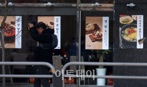 ▲서울 지역 외식 물가가 인건비와 원재료 가격, 환율 상승의 영향으로 오름세를 이어가고 있다. 25일 한국소비자원 가격정보포털 '참가격'에 따르면 지난달 기준 서울 소비자 선호 외식 메뉴 8개 평균 가격은 지난해 11월보다 3~5%대 상승했다. 김밥은 3500원에서 3700원으로 5.7% 올랐고, 칼국수는 9385원에서 9846원으로 4.9%, 김치찌개 백반은 8192원에서 8577원으로 4.7% 각각 상승했다. 주로 가격 부담이 적어 서민들이 즐겨 찾던 메뉴를 중심으로 인상 폭이 컸다. 사진은 이날 서울 시내의 음식점. 고이란 기자 photoeran@ (이투데이DB)