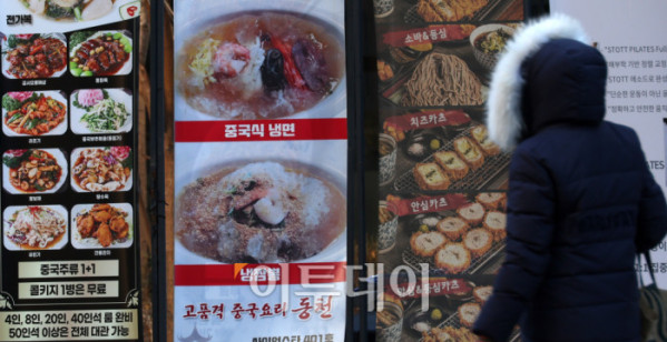 ▲서울 지역 외식 물가가 인건비와 원재료 가격, 환율 상승의 영향으로 오름세를 이어가고 있다. 25일 한국소비자원 가격정보포털 '참가격'에 따르면 지난달 기준 서울 소비자 선호 외식 메뉴 8개 평균 가격은 지난해 11월보다 3~5%대 상승했다. 김밥은 3500원에서 3700원으로 5.7% 올랐고, 칼국수는 9385원에서 9846원으로 4.9%, 김치찌개 백반은 8192원에서 8577원으로 4.7% 각각 상승했다. 주로 가격 부담이 적어 서민들이 즐겨 찾던 메뉴를 중심으로 인상 폭이 컸다. 사진은 이날 서울 시내의 음식점. 고이란 기자 photoeran@ (이투데이DB)