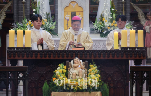 ▲성탄절인 25일 서울 중구 명동대성당에서 성탄 대축일 낮 미사를 정순택 천주교 서울대교구 대주교가 집전하고 있다. 사진공동취재단 (이투데이DB)