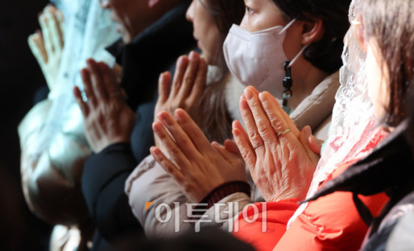 ▲성탄절인 25일 서울 중구 명동대성당에서 열린 성탄 대축일 낮 미사에서 신도들이 기도 하고  있다. 사진공동취재단 (이투데이DB)