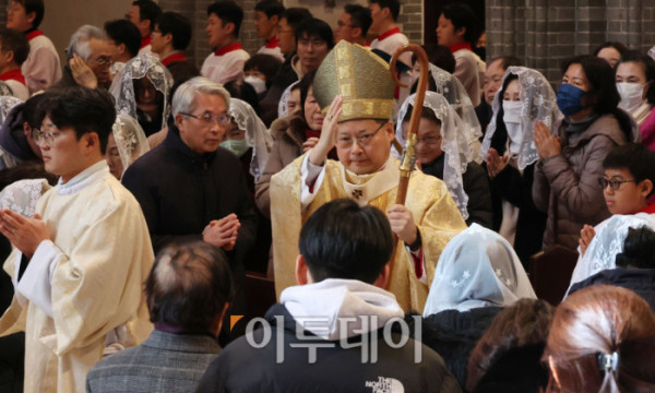▲성탄절인 25일 서울 중구 명동대성당에서 성탄 대축일 낮 미사를 정순택 천주교 서울대교구 대주교가 집전하고 있다. 사진공동취재단 (이투데이DB)