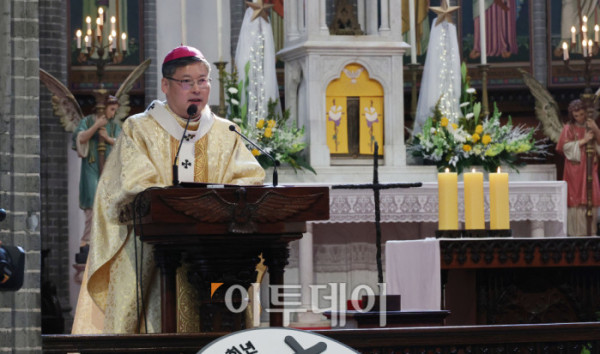 ▲성탄절인 25일 서울 중구 명동대성당에서 성탄 대축일 낮 미사를 정순택 천주교 서울대교구 대주교가 집전하고 있다. 사진공동취재단 (이투데이DB)