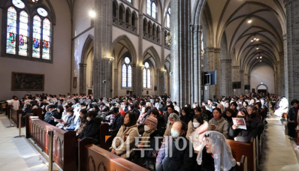 ▲성탄절인 25일 서울 중구 명동대성당에서 열린 성탄 대축일 낮 미사에서 신도들이 기도 하고  있다. 사진공동취재단 (이투데이DB)