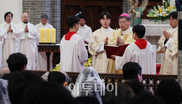 ▲성탄절인 25일 서울 중구 명동대성당에서 성탄 대축일 낮 미사를 정순택 천주교 서울대교구 대주교가 집전하고 있다. [2025.12.25. 사진공동취재단] (이투데이DB)