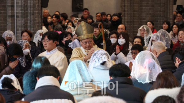 ▲성탄절인 25일 서울 중구 명동대성당에서 성탄 대축일 낮 미사를 정순택 천주교 서울대교구 대주교가 집전하고 있다. 사진공동취재단 (이투데이DB)