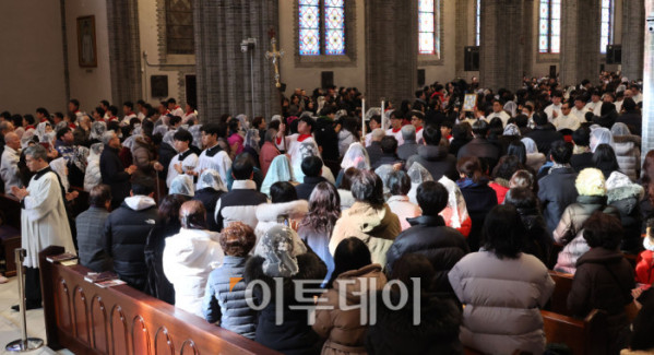 ▲성탄절인 25일 서울 중구 명동대성당에서 열린 성탄 대축일 낮 미사에서 신도들이 기도 하고  있다. 사진공동취재단 (이투데이DB)