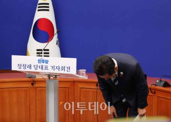 ▲정청래 더불어민주당 대표가 26일 서울 여의도 국회에서 취임 후 첫 기자회견을 마치고 인사하고 있다. 고이란 기자 photoeran@ (이투데이DB)