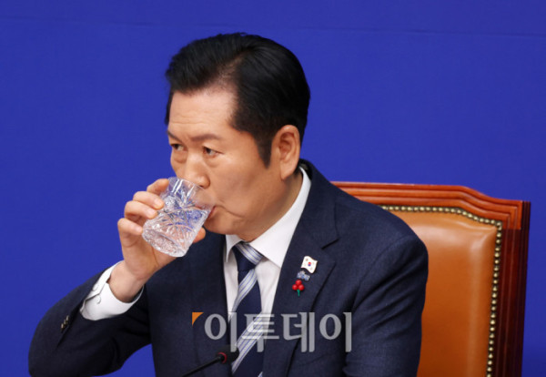 ▲정청래 더불어민주당 대표가 26일 서울 여의도 국회에서 취임 후 첫 기자회견을 하고 있다. 고이란 기자 photoeran@ (이투데이DB)