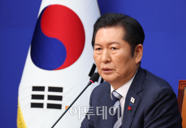 ▲정청래 더불어민주당 대표가 26일 서울 여의도 국회에서 취임 후 첫 기자회견을 하고 있다. 고이란 기자 photoeran@ (이투데이DB)