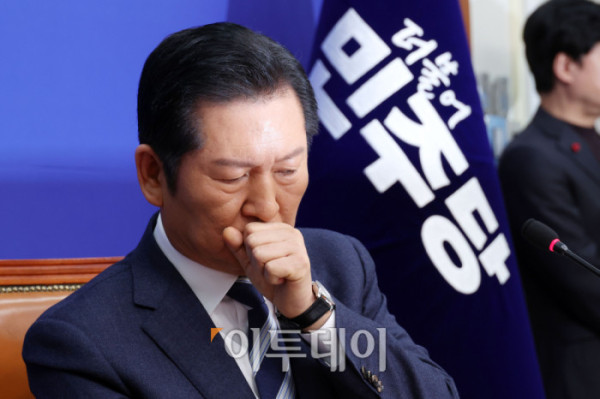 ▲정청래 더불어민주당 대표가 26일 서울 여의도 국회에서 취임 후 첫 기자회견을 하고 있다. 고이란 기자 photoeran@ (이투데이DB)