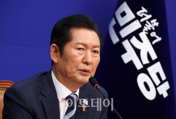 ▲정청래 더불어민주당 대표가 26일 서울 여의도 국회에서 취임 후 첫 기자회견을 하고 있다. 고이란 기자 photoeran@ (이투데이DB)