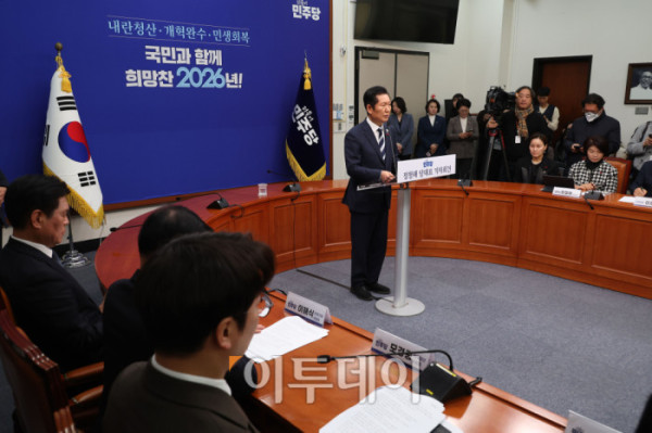 ▲정청래 더불어민주당 대표가 26일 서울 여의도 국회에서 취임 후 첫 기자회견을 하고 있다. 고이란 기자 photoeran@ (이투데이DB)