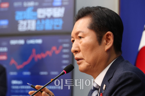 ▲정청래 더불어민주당 대표가 26일 서울 여의도 국회에서 취임 후 첫 기자회견을 하고 있다. 고이란 기자 photoeran@ (이투데이DB)