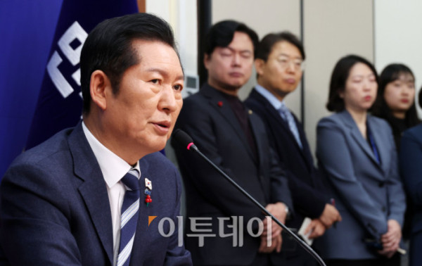 ▲정청래 더불어민주당 대표가 26일 서울 여의도 국회에서 취임 후 첫 기자회견을 하고 있다. 고이란 기자 photoeran@ (이투데이DB)