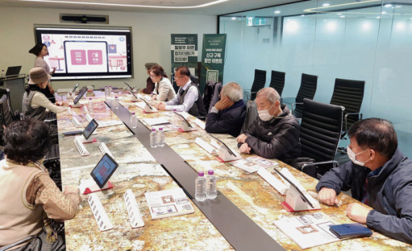 ▲‘AI 그림책 만들기’ 행사에 참여한 참가자들.(윤나래 기자)