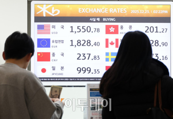 ▲원·달러 환율이 장중 1484원을 넘기며 연중 최고치(1487.6원, 4월9일)에 근접한 23일 인천국제공항 제1터미널의 한 은행 환전소에 환율이 표시되고 있다. 고이란 기자 photoeran@