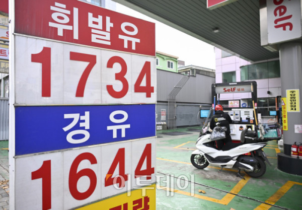 ▲국내 주유소 휘발유와 경유의 주간 평균 가격이 5주 연속 동반 상승했다. 한국석유공사 유가정보시스템 오피넷에 따르면 11월 넷째 주 전국 주유소 휘발유 평균 판매가는 지난주보다 리터당 15.3원 오른 1745.0원, 경유 평균 판매 가격은 전주 대비 23.9원 오른 1660.4원을 기록했다. 30일 서울 시내의 한 주유소에 유가정보가 게시돼 있다. 조현호 기자 hyunho@