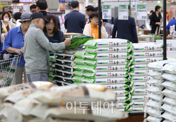 ▲쌀 소비자 가격이 급등하자 농림축산식품부는 5일 가공용 쌀을 추가 공급하고 지난달 1일부터 진행중인 쌀 할인행사 단가를 11일부터 20㎏ 당 3000원에서 5000원으로 늘린다고 밝혔다. 이날 서울의 한 대형마트에서 시민들이 쌀을 살펴보고 있다. 추석을 목전에 두고 쌀값이 지난해 대비 17% 오르며 심리적 저항선인 20kg에 6만 원 선을 넘었다. 이상기후로 생산량이 감소한 영향에 정부 공급 제한 정책까지 맞물린 까닭이다. 신태현 기자 holjjak@