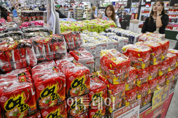 ▲7월 먹거리 물가가 1년 만에 가장 많이 상승한 것으로 나타났다. 11일 통계청 국가통계포털(KOSIS)에 따르면 7월 식료품 및 비주류음료 물가지수는 125.75(2020년=100)으로 작년 동월보다 3.5% 상승했다. 식료품 중 어류 및 수산(7.2%)의 물가 상승 폭이 가장 컸다. 오징어채(42.9%), 조기(13.4%), 고등어(12.6%) 등이 껑충 뛰어 두 자릿수 상승률을 보였다. 빵 및 곡물(6.6%)도 2023년 9월(6.9%) 이후 1년 10개월 만에 가장 크게 올랐다. 쌀(7.6%)은 2024년 3월(7.7%) 이후 1년 4개월 만에 다시 7%대 상승률을 기록했고, 라면(6.5%)은 3개월 연속 6%대 상승률을 이어갔다. 이날 서울 시내 한 대형마트에서 시민들이 라면을 살펴보고 있다. 조현호 기자 hyunho@